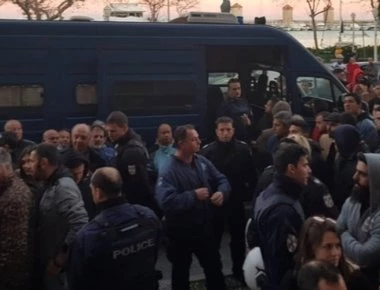 Οργισμένοι πολίτες έξω από τα δικαστήρια Ρόδου: Φυγάδευσαν τους κατηγορούμενους της δολοφονίας (φώτο)